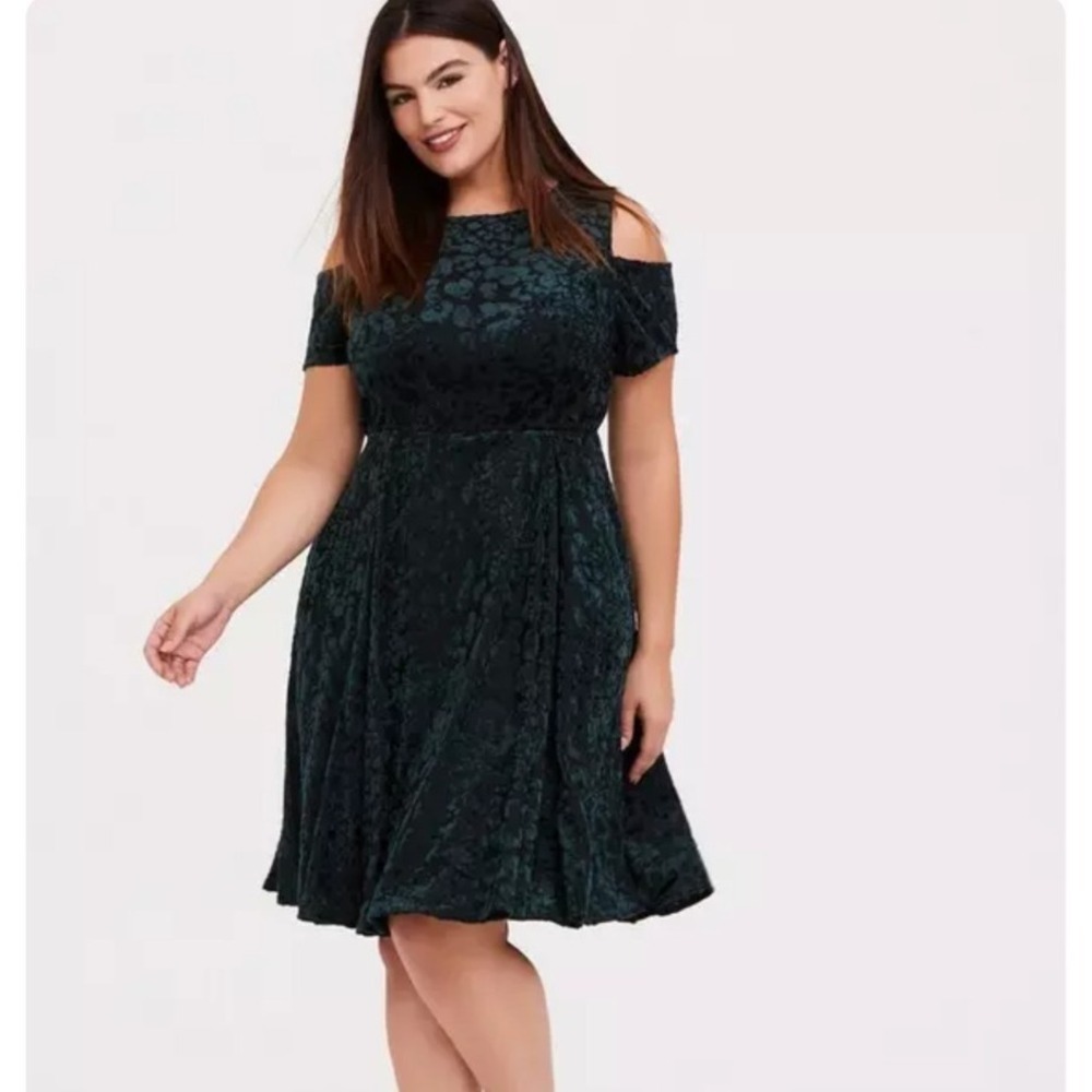 Torrid Green Velvet Burnout Cold Shoulder Skater Dress Size 2X Keyhole Neck